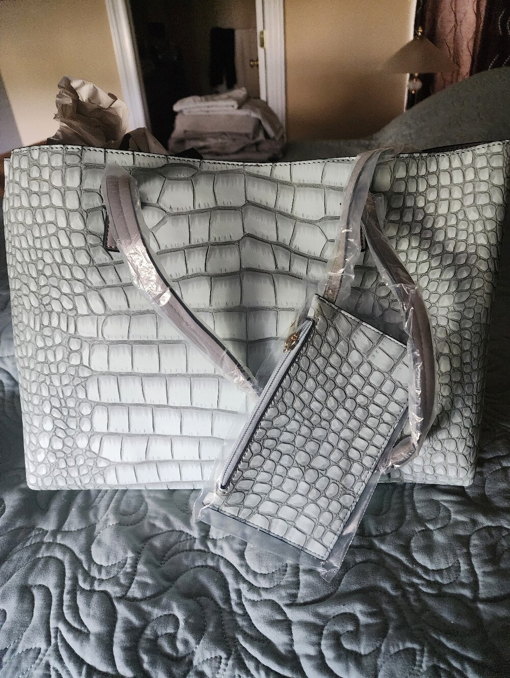 ✨️De Vesi Croc Embossed Tote Bag with Matching Wristlet | Luxury Vegan Leather - Picture 2 of 5